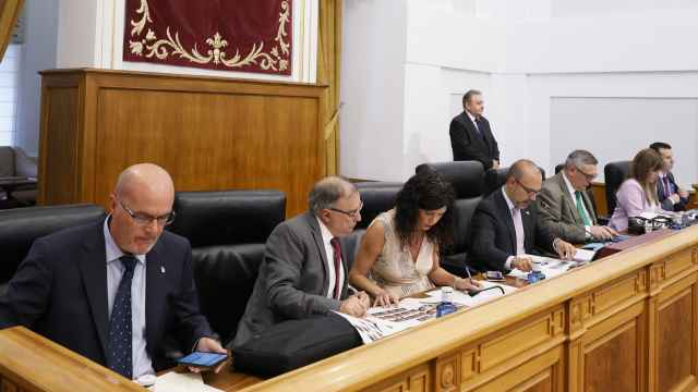 Mesa de las Cortes de Castilla-La Mancha en el Pleno celebrado este jueves bajo la presidencia de Pablo Bellido