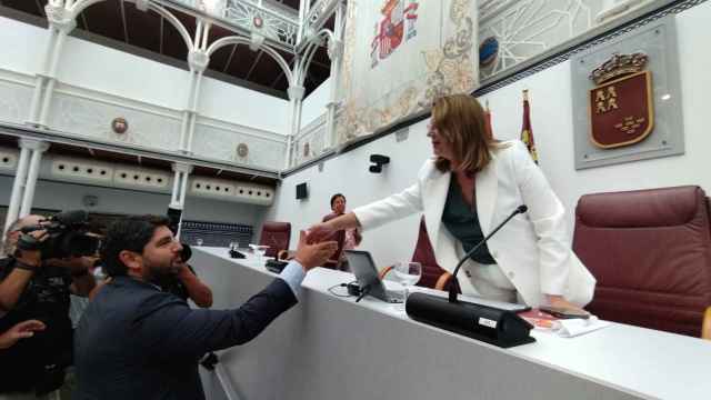 López Miras, tras ser investido presidente de la Región de Murcia, recibe la felicitación de la presidenta de la Asamblea Regional, Visitación Martínez.