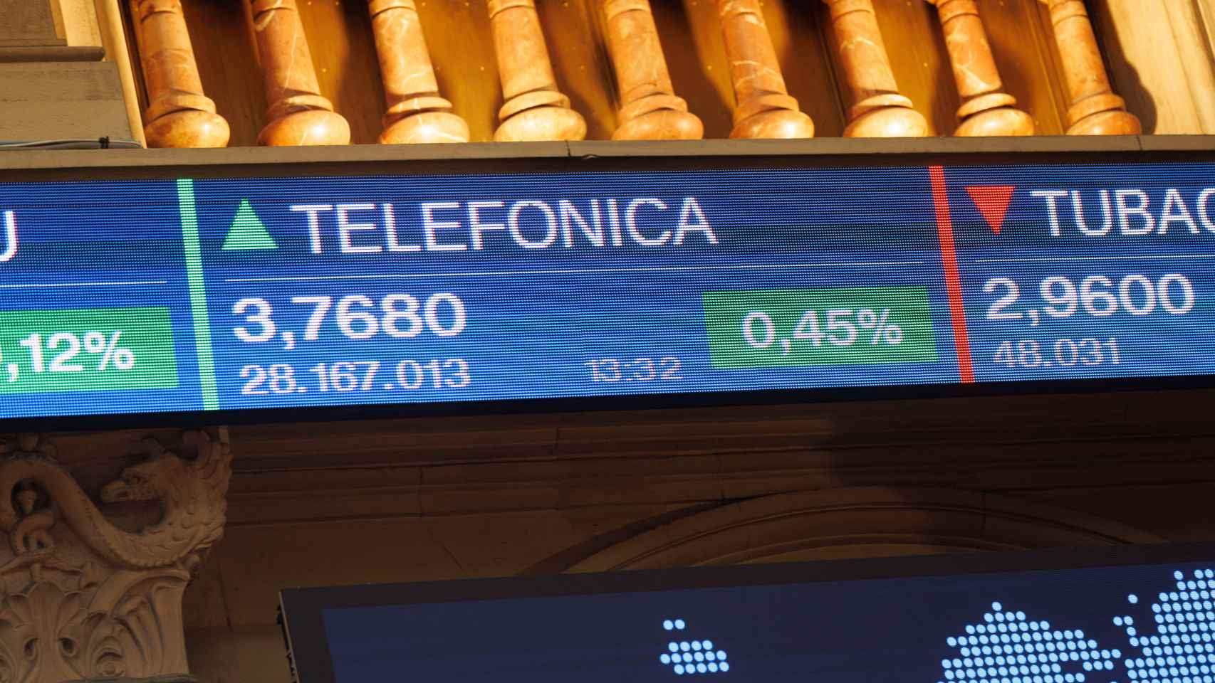 Un panel de Telefónica en el Palacio de la Bolsa, a 6 de septiembre de 2023, en Madrid (España).