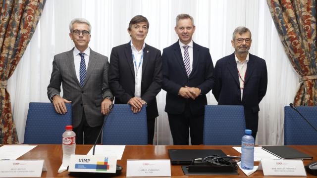 Jesús Ponce, presidente de Farmaindustria; Carlos Andradas, rector de la UIMP; José Manuel Miñones, ministro de Sanidad; y  Félix Lobo, director del Encuentro.