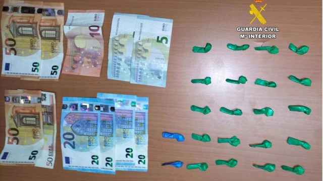 Dosis de cocaína y dinero en efectivo intervenido al detenido.