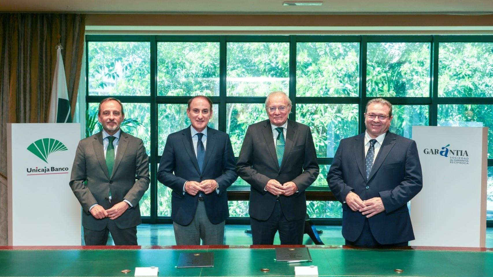 Fotografía de familia de los directivos de Unicaja Banco y Garántia tras el acuerdo.