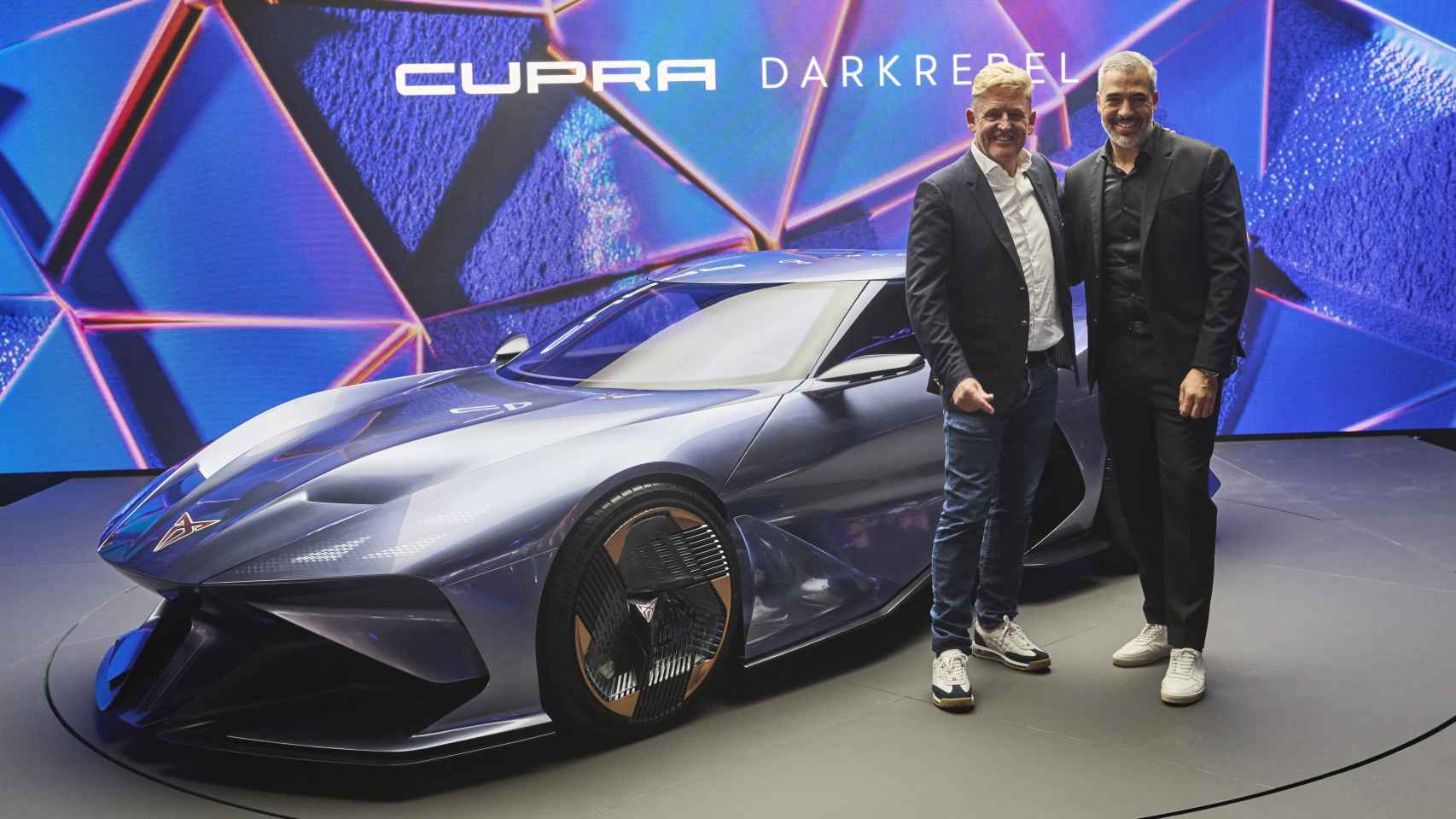 Wayne Griffiths y Jorge Díez con el Cupra DarkRebel en Múnich.