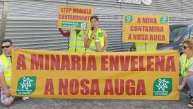 Entrega de botellas de agua de la mina de San Finx en la Cámara Mineira de Galicia.