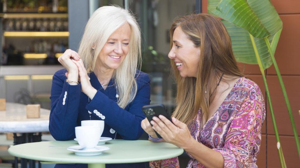 Dos mujeres compartiendo un café.