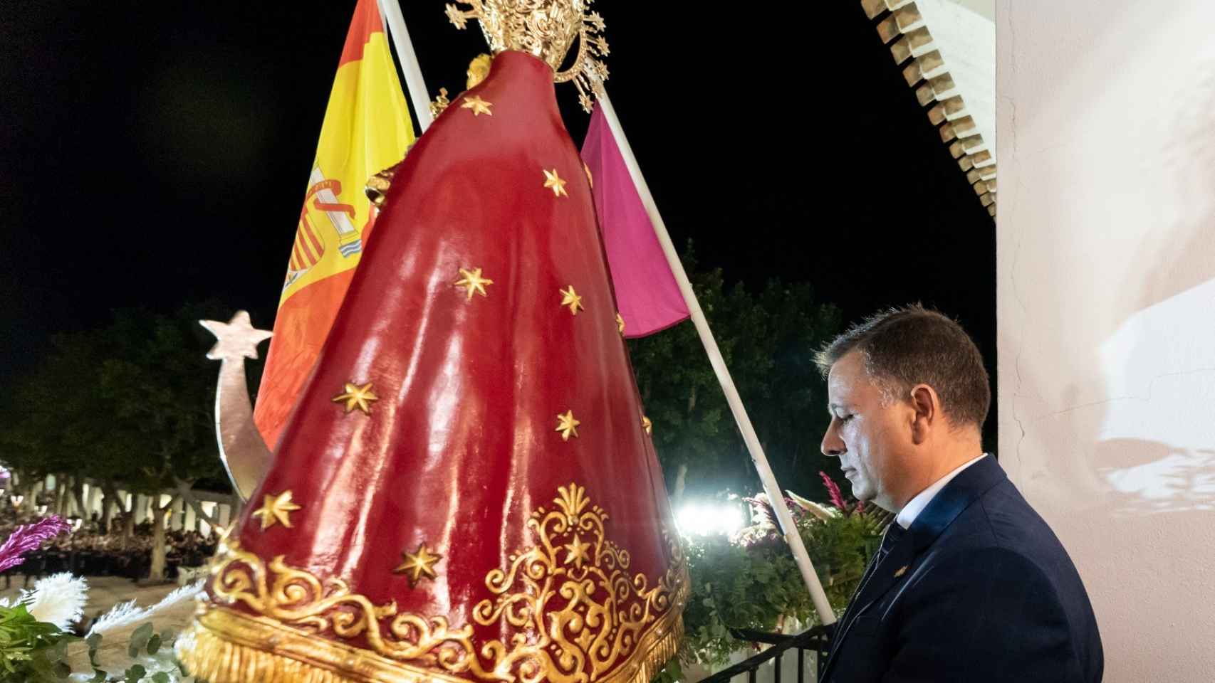 El alcalde de Albacete, Manuel Serrano, con la Virgen de Los Llanos