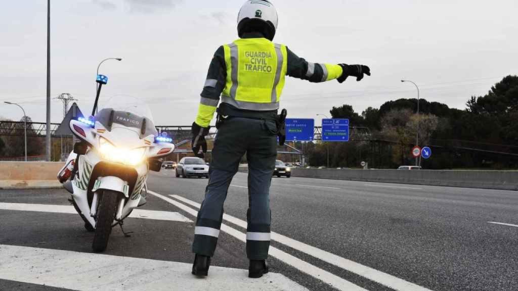 Una patrulla de la Dirección General de Tráfico en un control en carretera.