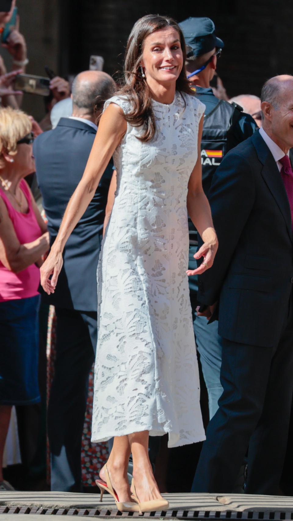La Reina ha recuperado su vestido blanco favorito.
