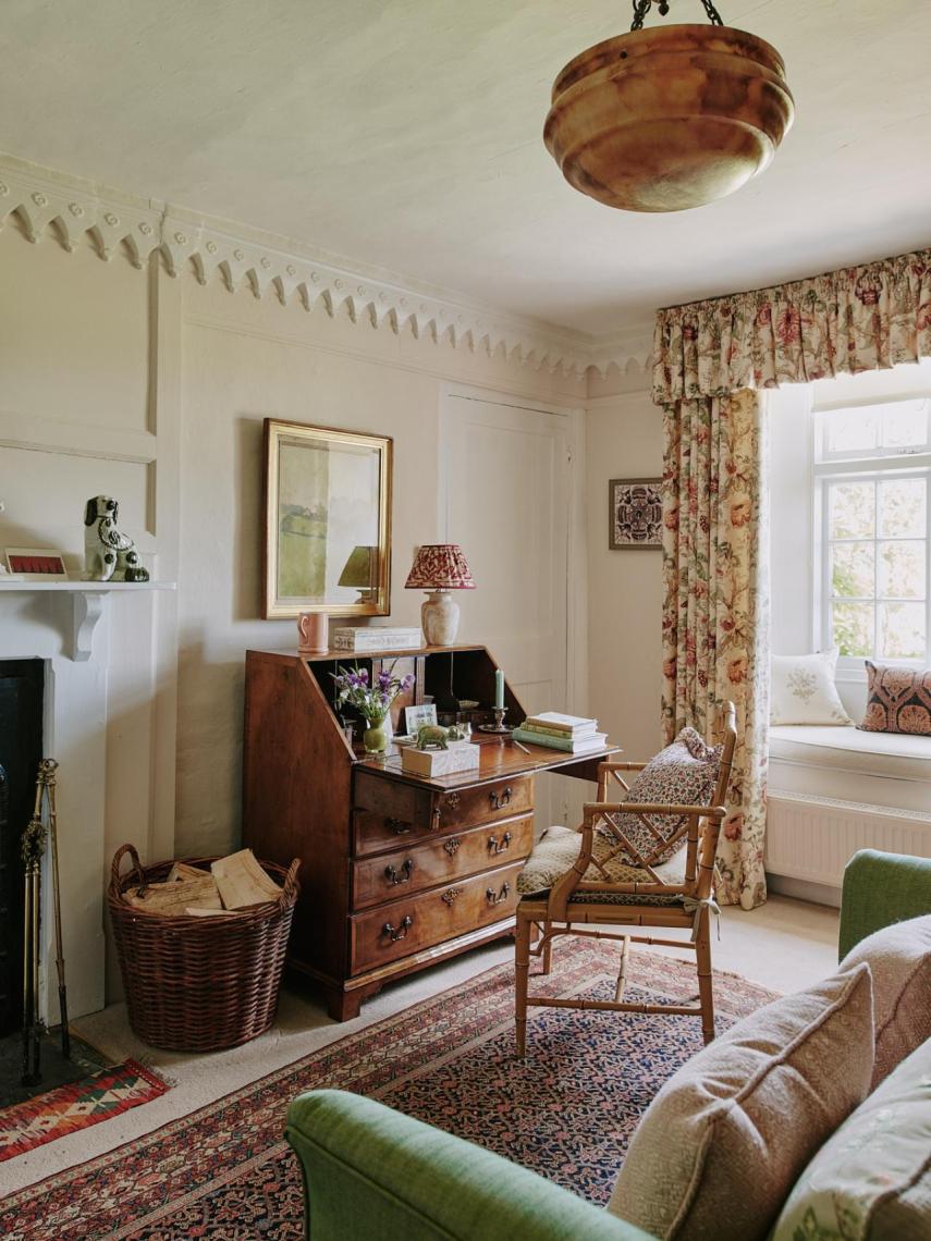 Habitación principal de su casa, con una chimenea y un perro de cerámica de Staffordshire