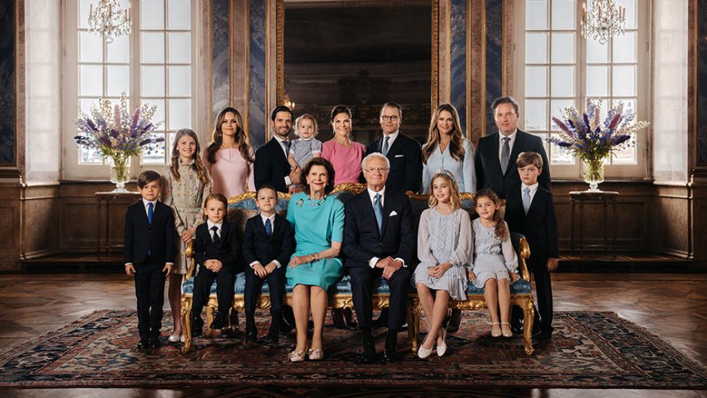 La Familia Real sueca en su posado oficial con motivo del Jubileo de Oro del rey Carlos Gustavo.