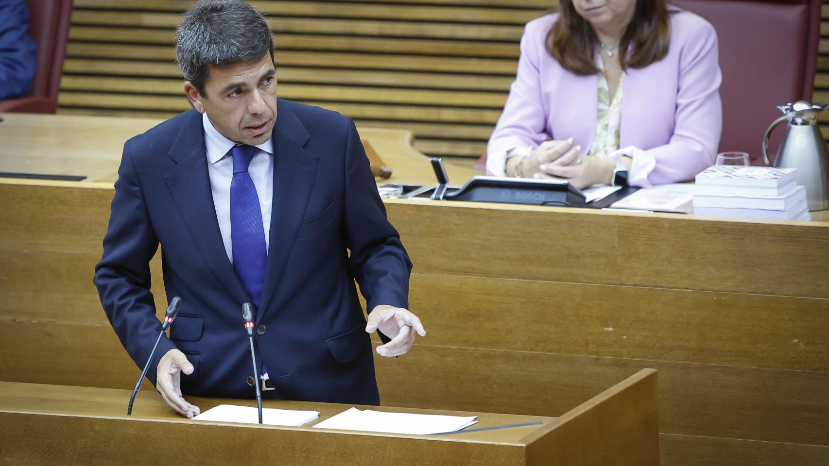 El presidente de la Generalitat valenciana, Carlos Mazón, en Les Corts. EE