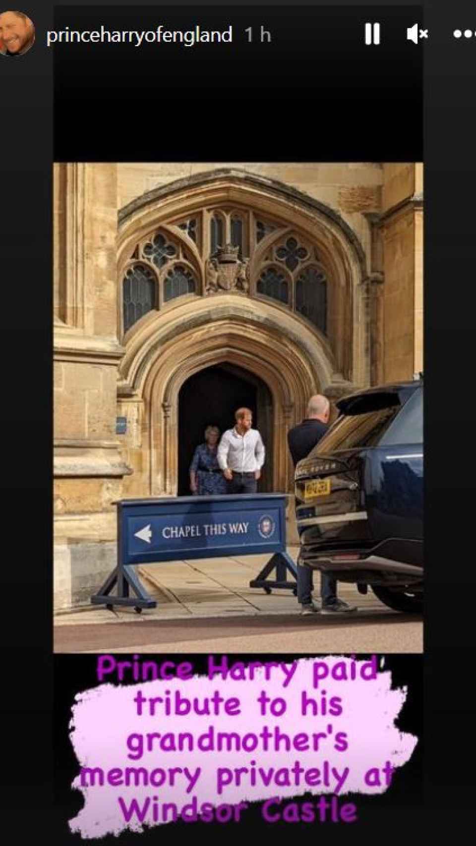 La imagen en la que se ve a Harry saliendo del templo.