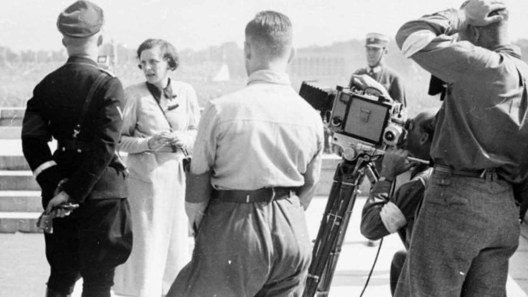 Leni Riefenstahl con Heinrich Himmler (izquierda) durante el Congreso del Partido del Reich Nuremberg 1934 en el Luitpold Arena rodando  'El triunfo de la voluntad'