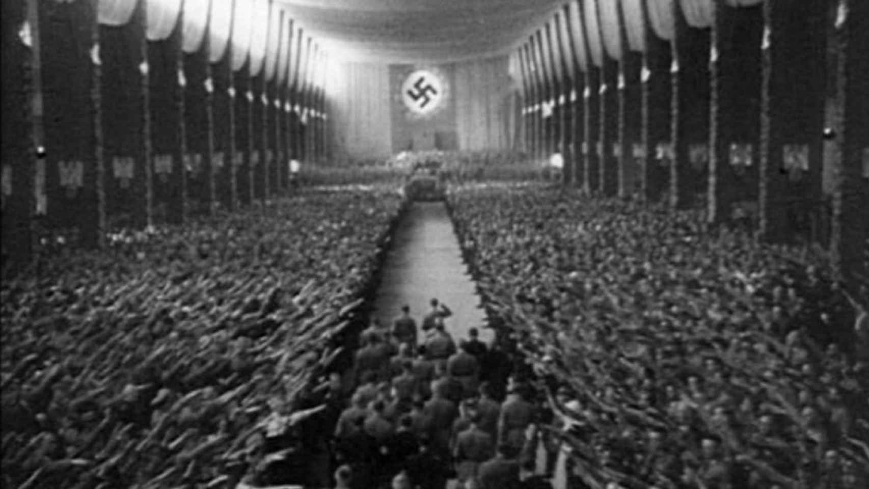Fotograma del documental 'El triunfo de la libertad' que muestra uno de los baños de masas de Hitler.
