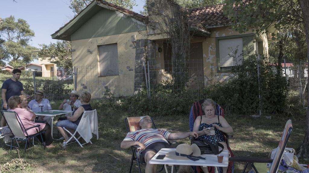 Algunos vecinos que siguen acudiendo a Perlora Ciudad de vacaciones.