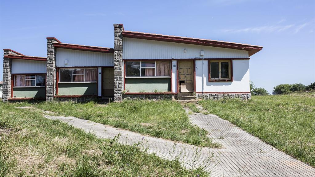 Las casas en ruina de Perlora Ciudad de vacaciones.