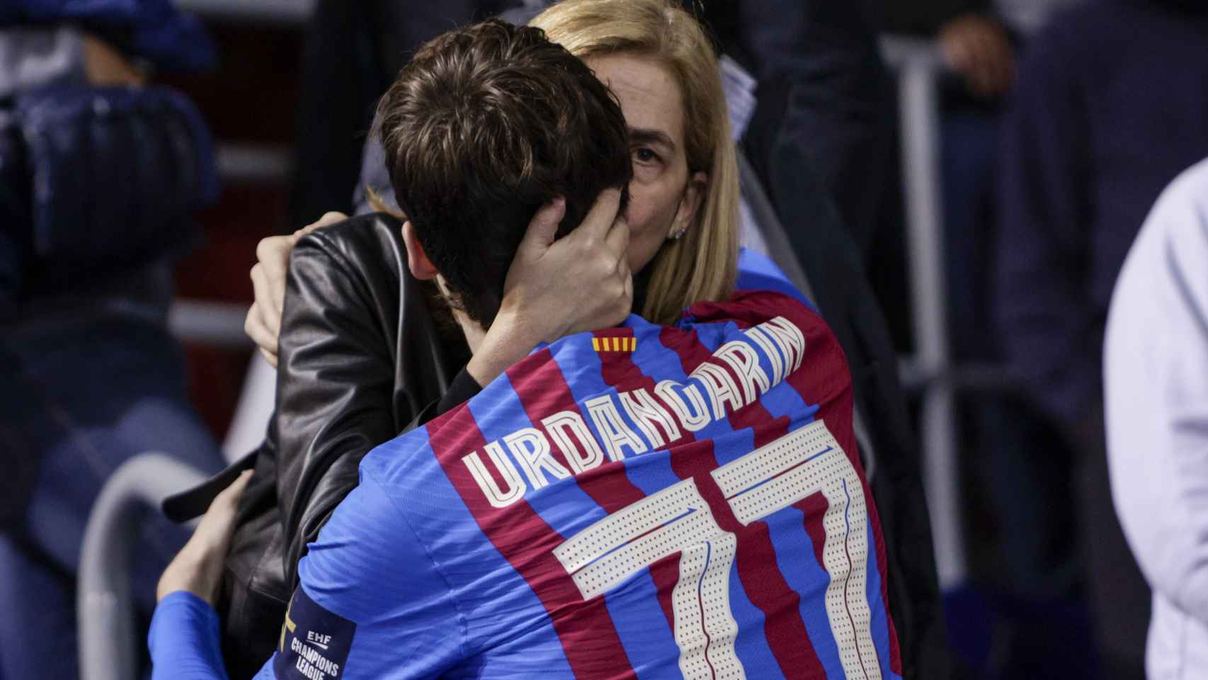 La Infanta Cristina besa a su hijo Pablo Urdangarin en una imagen de marzo de 2022