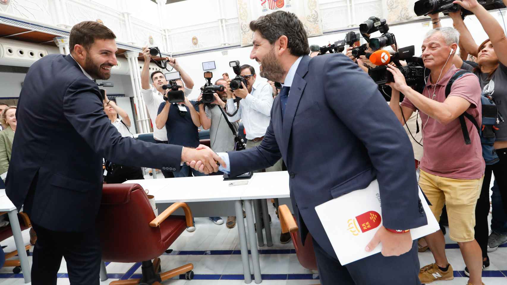 José Ángel Antelo y Fernando López Miras se estrechan la mano en la Asamblea de Murcia, el pasado 7 de septiembre.