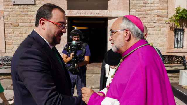 El presidente del Principado, Adrián Barbón (izq), saluda al arzobispo de Oviedo, Jesús Sanz (dcha)