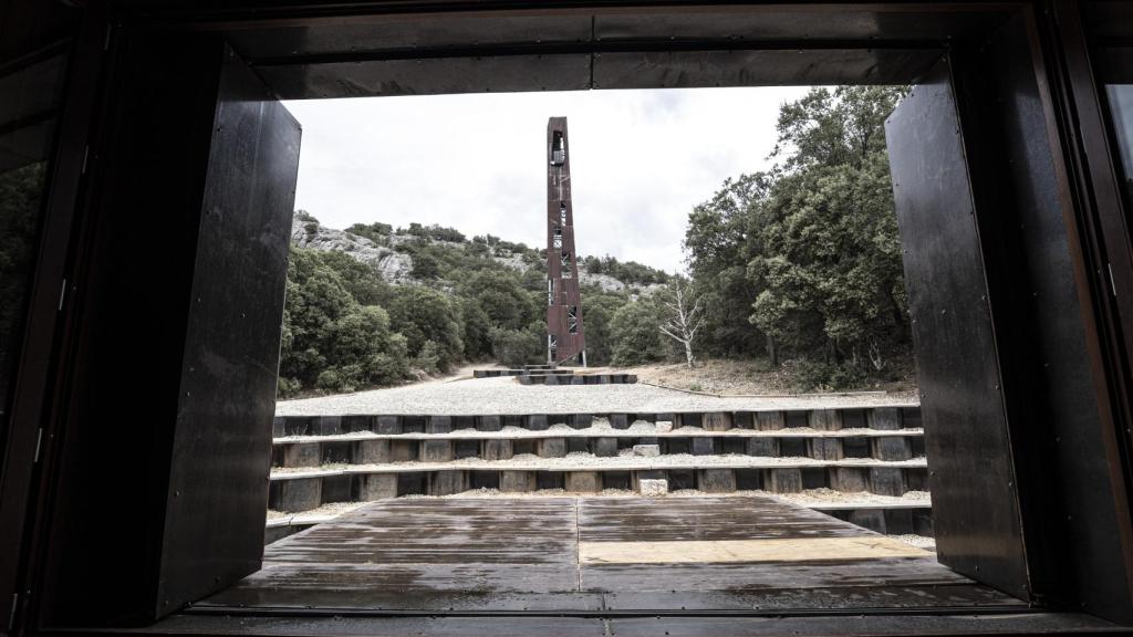 Vista del escenario que con vistas al peculiar campanario, separado de la ermita, de la capilla dedicada al santo noruego San Olav; como curiosidad, no tiene escaleras para acceder a la parte superior