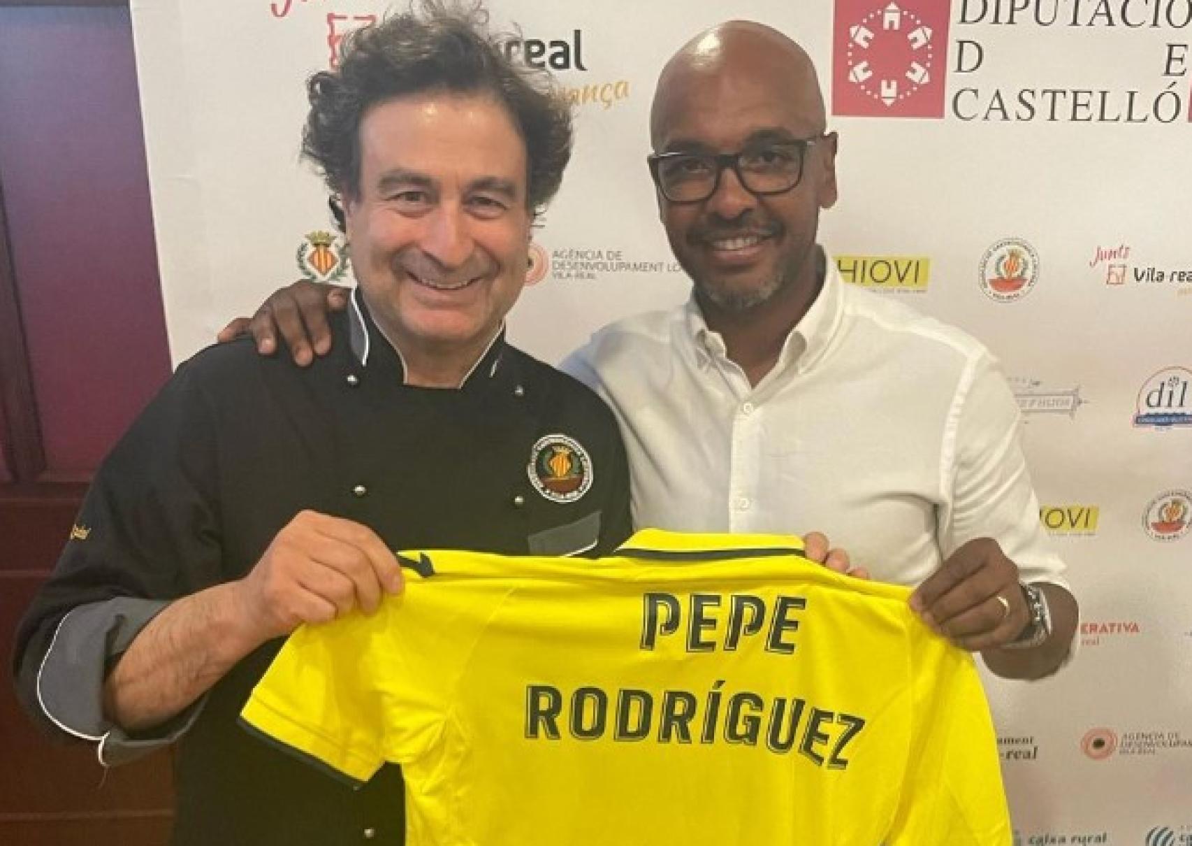 Pepe Rodríguez con Marcos Senna sujetando una camiseta del Villarreal.