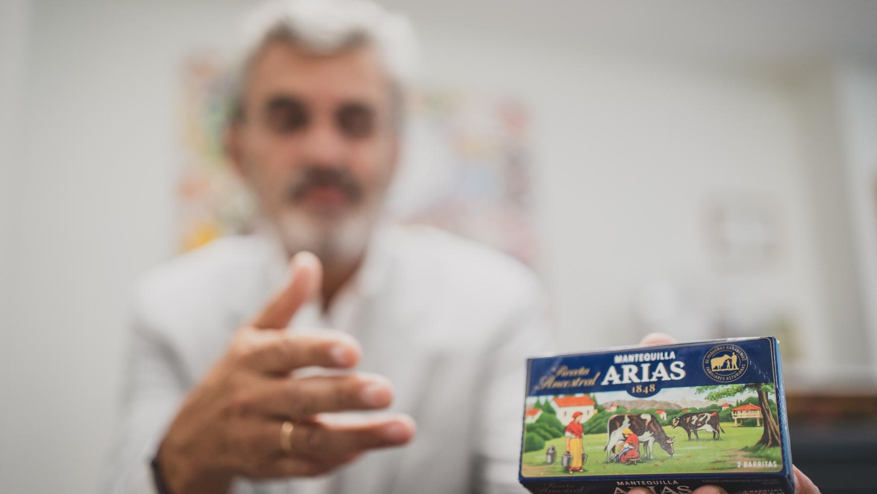 El presidente del Grupo Arias muestra la mantequilla, el origen de la compañía.