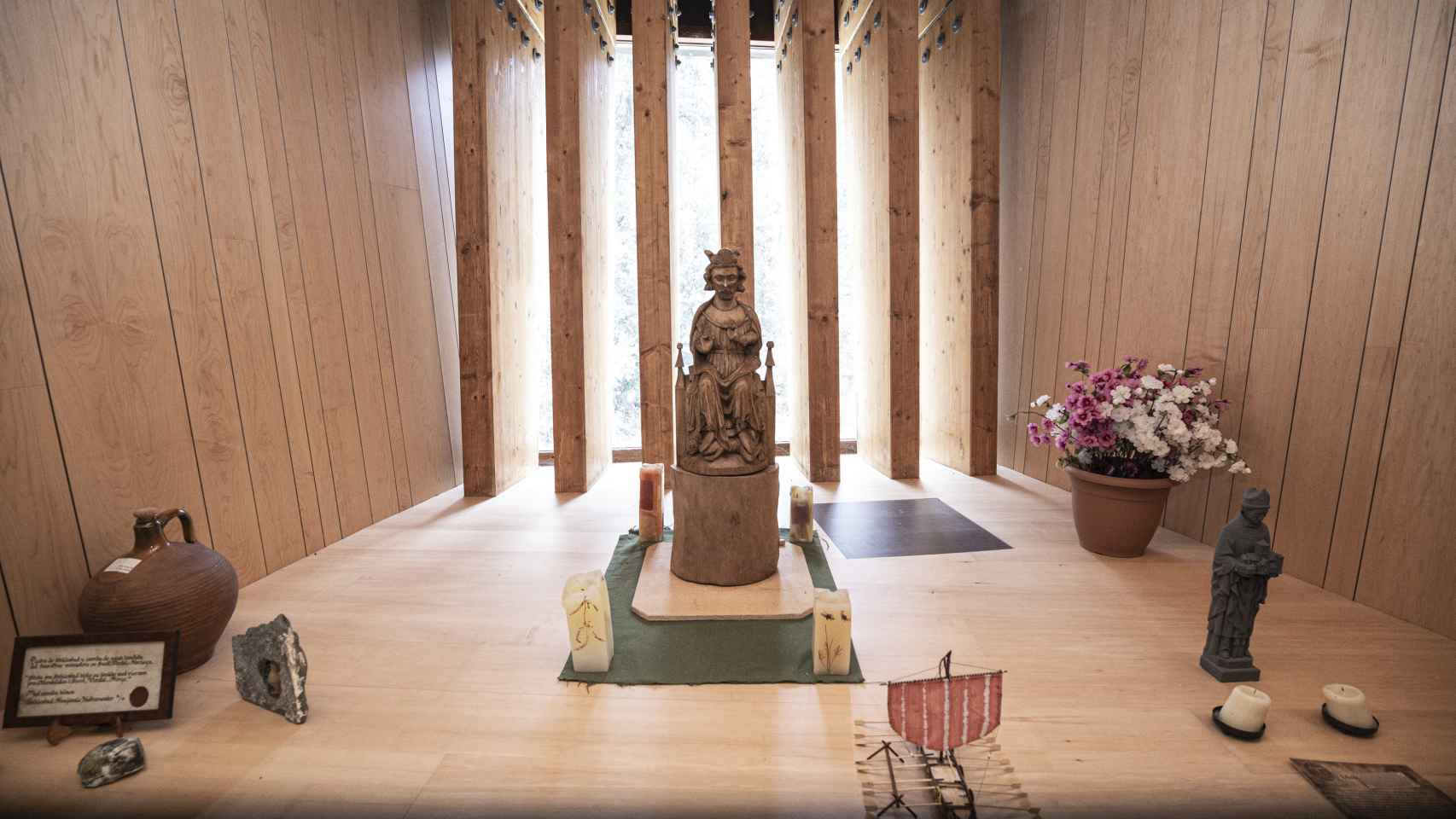 Vista de una estatua de madera que representa a San Olav