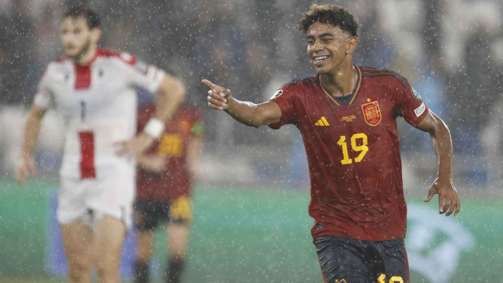 Yamine Lamal celebra su gol con España junto a Nico Williams.