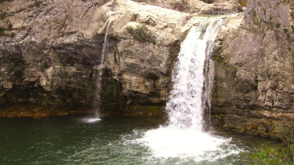 Una de las piscinas naturales del interior más bonitas es la del barranco de la Encantada, entre Planes y Almudaina.