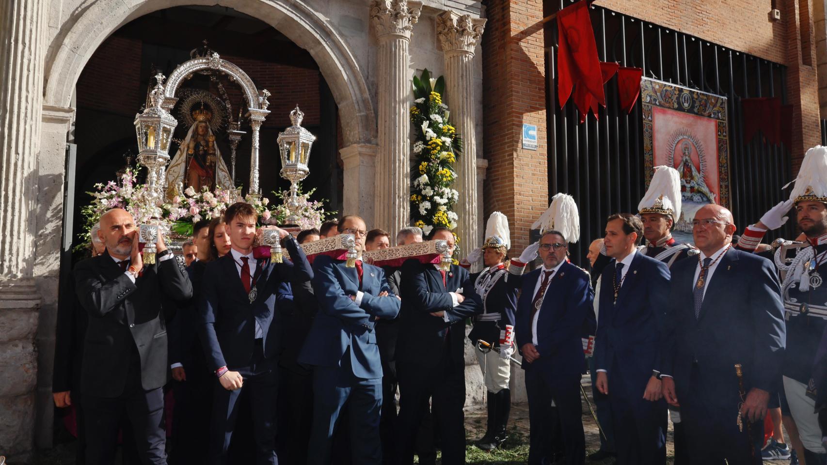 Jesús Julio Carnero, junto a Conrado Íscar, ante la Virgen de San Lorenzo