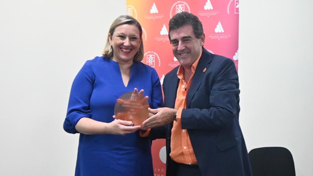 La consejera de Familia e Igualdad de Oportunidades, Isabel Blanco, recibe el Premio de la Asociación Estatal Dtoras. y Gerentes Servicios Sociales