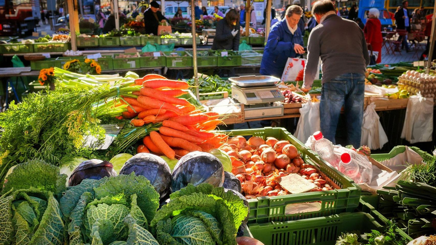 Un mercado de verdura alemán con kale en primer plano.