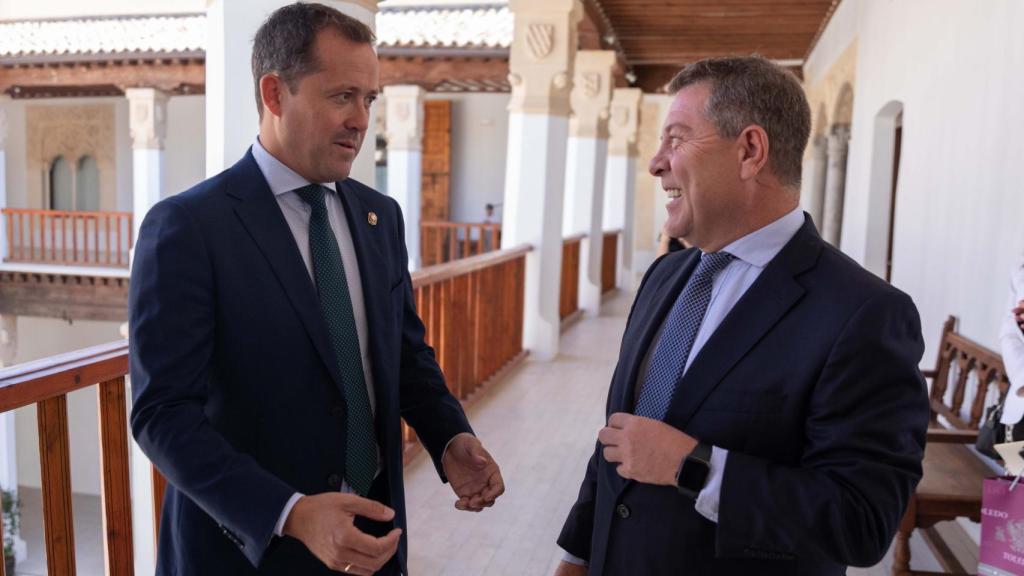 Carlos Velázquez (i) y Emiliano García-Page (d) en el Palacio de Fuensalida.