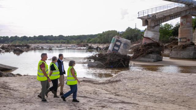 Emiliano García-Page y Mercedes Gómez en el embalse de Picadas. Foto: JCCM.