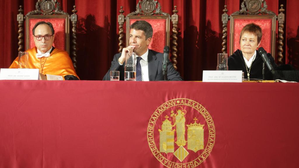 Carlos Mazón, en el centro, durante la apertura del curso universitario. EE