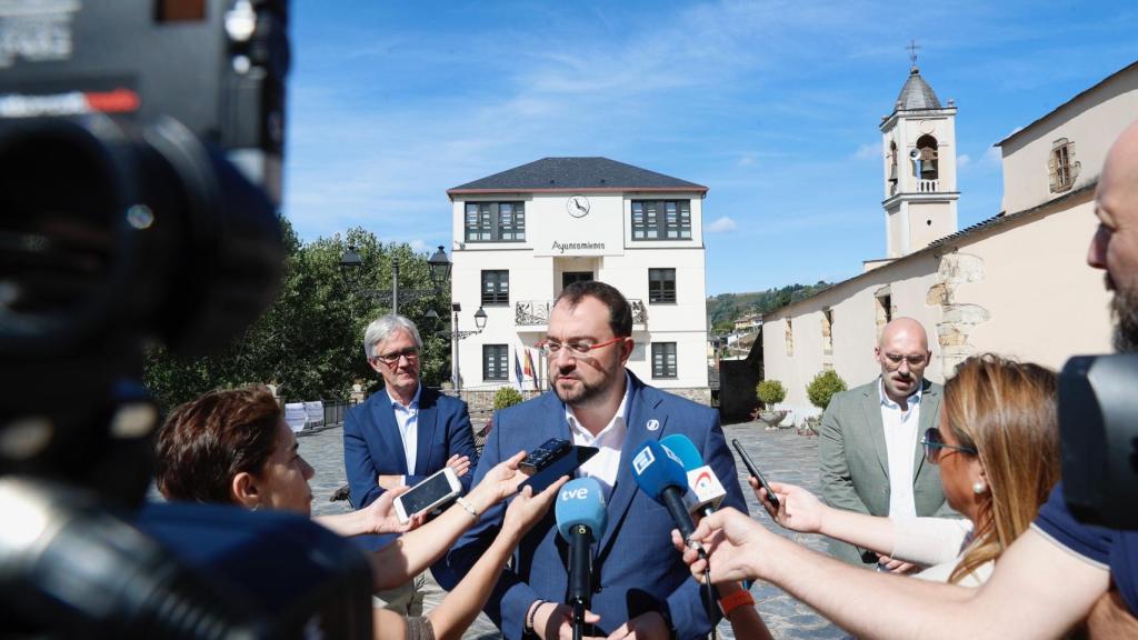 El presidente del Principado, Adrián Barbón, este jueves atendiendo a los medios de comunicación.