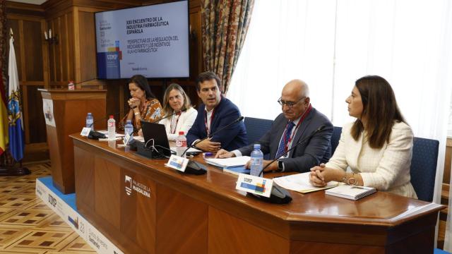 Inmaculada Gil, directora general de Daiichi Sankyo España; Josefina Lladós, directora general de Amgen España; David Cantarero, catedrático de Economía Aplicada de la Universidad de Cantabria; Federico Plaza, director de Corporate Affairs de Roche; y Lidia Martín, directora general de España y Portugal de Almirall.