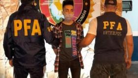 El acusado, custodiado por la Policía argentina tras ser detenido.