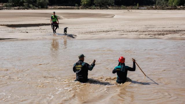 Agentes de la Guardia Civil realizan las tareas de búsqueda de los desaparecidos.