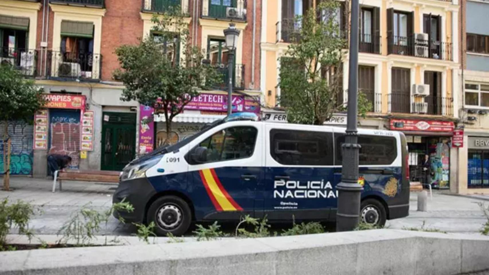 Furgoneta de la Policía Nacional estacionada en la Plaza de Lavapiés.