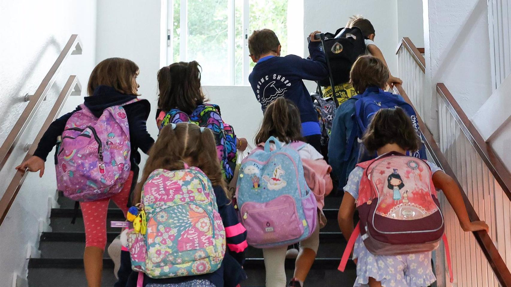 Alumnos con la mochila a sus espaldas.