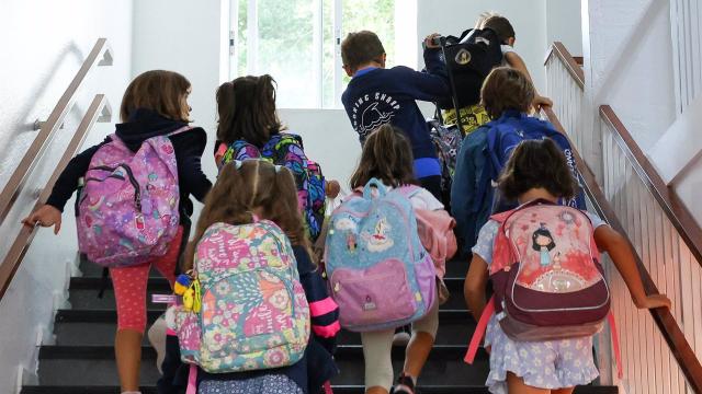 Alumnos con la mochila a sus espaldas.