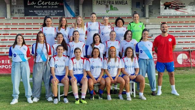 El equipo femenino del Rpaíñas SC, de Teo (A Coruña) posando con las Tanxugueiras