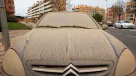 Un coche cubierto de polvo.