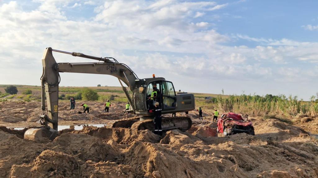 Maquinaria pesada de la UME junto al vehículo de la mujer fallecida.