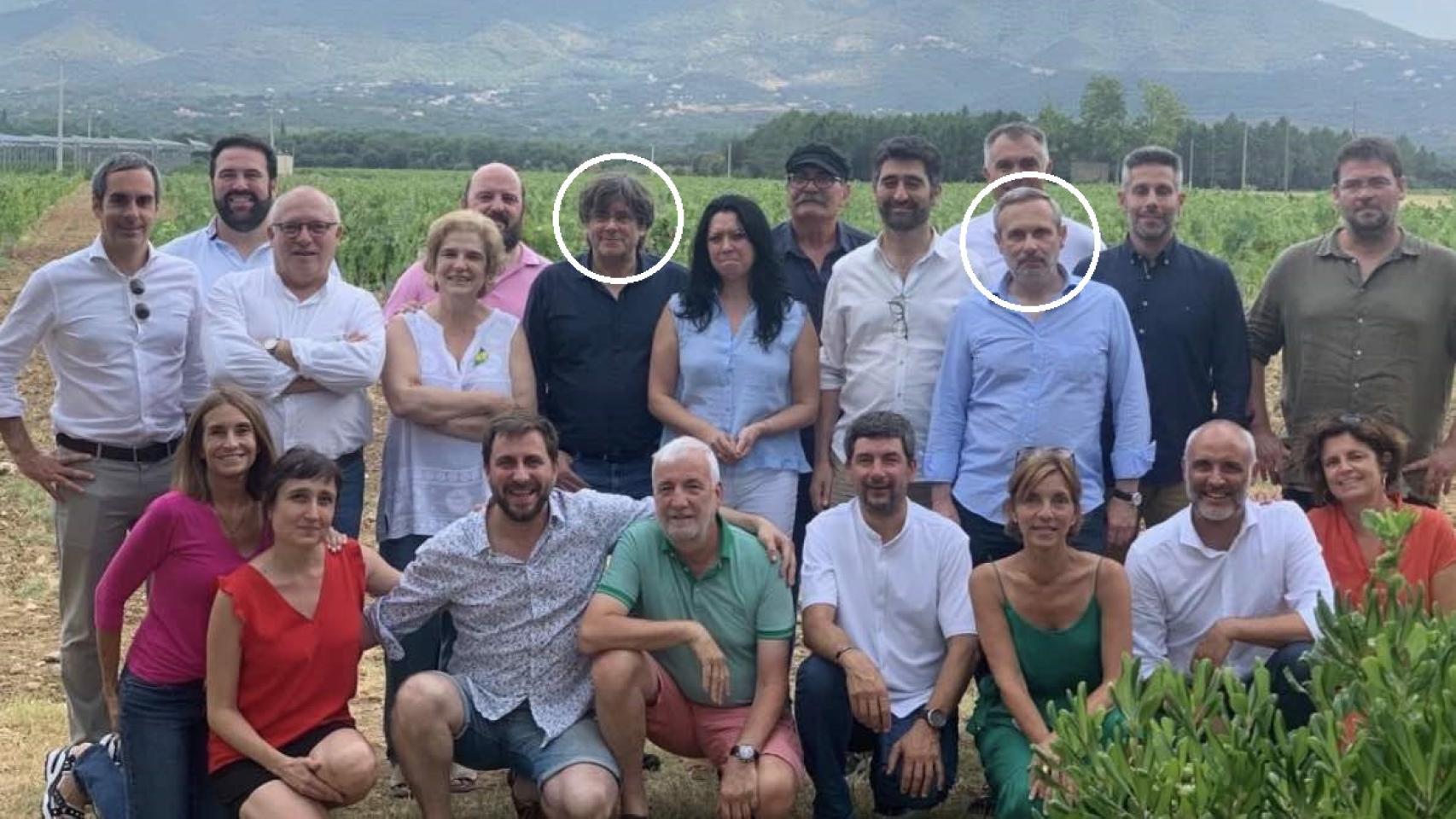 Puigdemont y Alay en la foto de familia de la paella de verano que organizó Pilar Rahola en el sur de Francia en 2021.