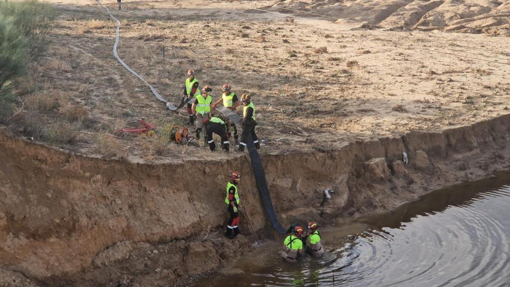 Efectivos de la UME trabajando en la zona.
