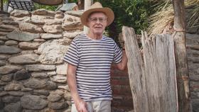 El autor de 'Entre limones' vive en las montañas granadinas que acogieron a genios como Gerald Brenan, Virginia Woolf o Víctor Erice