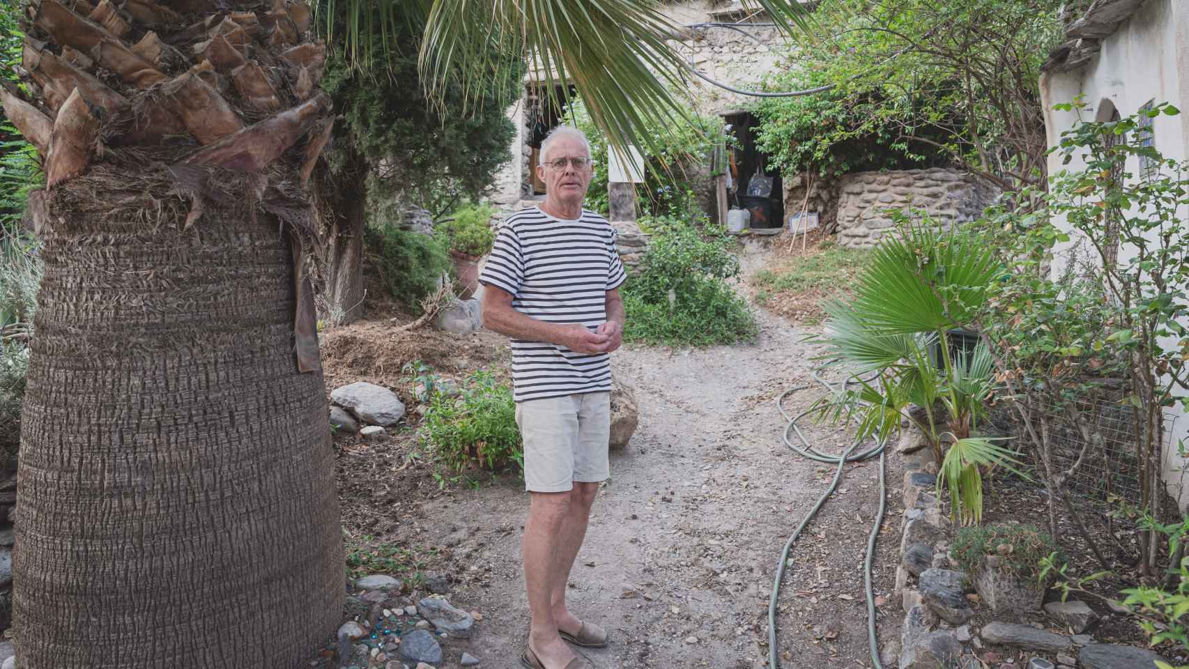 Chris Stewart camina por su finca, El Valero, situada en el corazón de La Alpujarra, pasada la pequeña pedanía de Tíjola.
