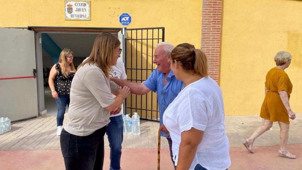 Esther Padilla, a la izquierda, durante su visita al municipio de Casarrubios del Monte.